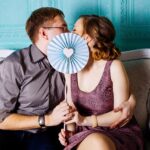 Mann und Frau im Gespräch mit spielerischem Flirt und nonverbaler Kommunikation